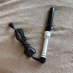 Hot Tools Pro Artist Ceramic Curling Wand. 1-1/4inch barrel.